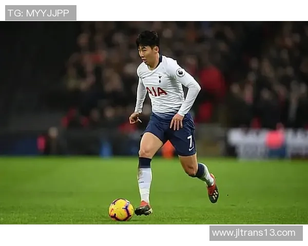 足球星身披军装展现铁血豪情彰显球场之外的硬朗风采