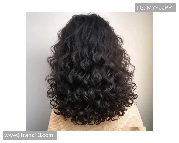 足球球星同款烫发造型潮流指南让你轻松拥有明星级时尚魅力