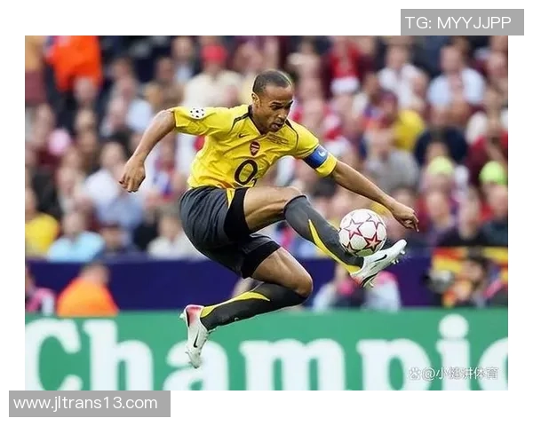 足球球星精妙停球动作解析展现技术与智慧的完美结合