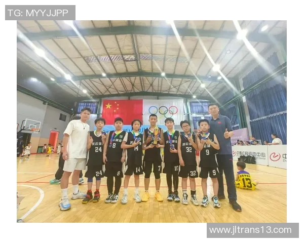 足球球星通道入场仪式展现热血氛围与团队荣耀时刻